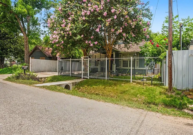 Listing Photo 4 - Condo for sale in building located at 9226 Dodson St, Houston, TX 77093