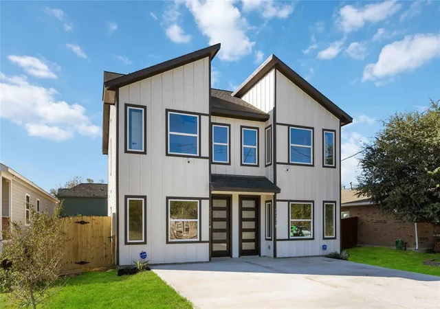Photo 2 of Sale Pending at 7215 Sandra St #A-B, Houston, TX 77028 | MLS# 71003607 | Listing updated on 2026-09-08