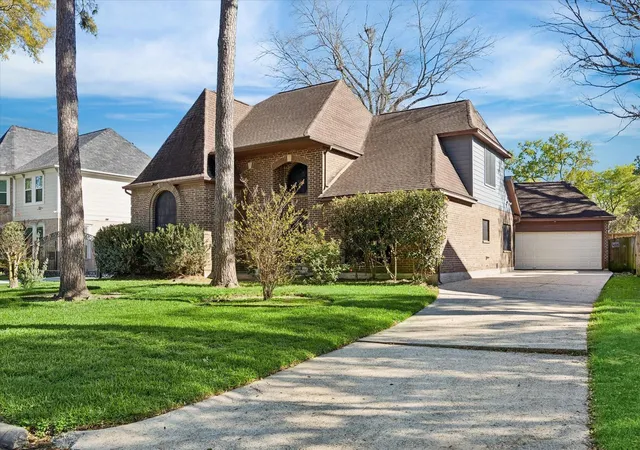 Photo 2 of Sale Pending at 3811 Trappers Forest Dr, Houston, TX 77088 | MLS# 46290288 | Listing updated on 2026-09-13