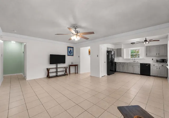 5th image of 11734 Alamo Dr, La Porte, TX 77571 | MLS# 75252536