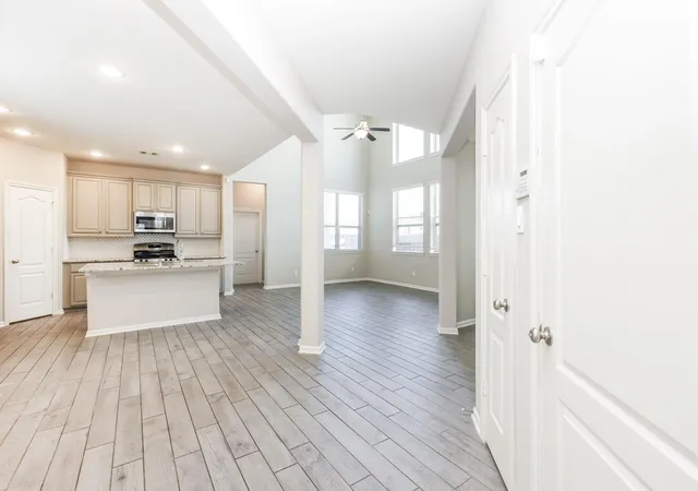 4th image of 1632 Summer City Dr, Houston, TX 77047 | MLS# 33825608