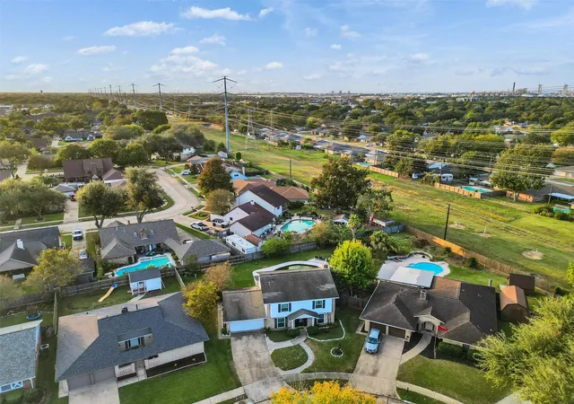 2nd image of 925 N Amy Dr, Deer Park, TX 77536 | MLS# 20227925