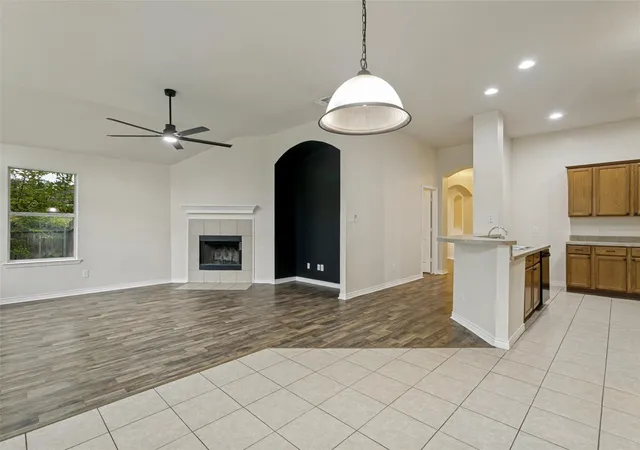 5th image of 908 Dogwood Dr, Burleson, TX 76028 | MLS# 48505147