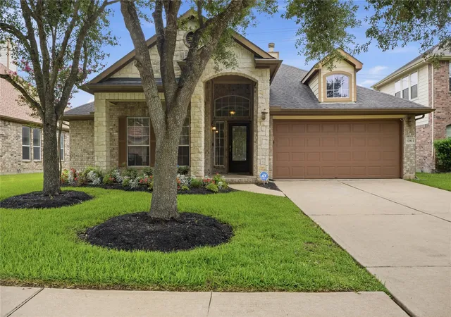 Photo 2 of Sale Pending at 12811 Flat Creek Dr, Pearland, TX 77584 | MLS# 11285640 | Listing updated on 2026-09-17