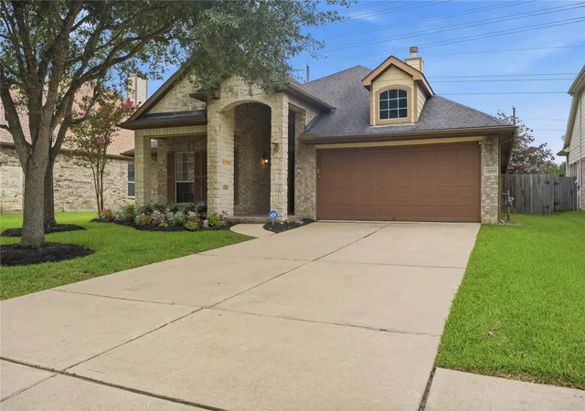Photo 3 of Sale Pending at 12811 Flat Creek Dr, Pearland, TX 77584 | MLS# 11285640 | Listing updated on 2026-09-17