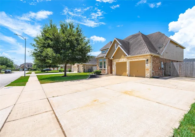 4th image of 9611 Indian Trl, Baytown, TX 77523 | MLS# 76319762