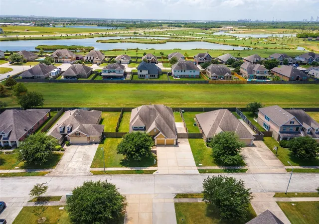 5th image of 9611 Indian Trl, Baytown, TX 77523 | MLS# 76319762