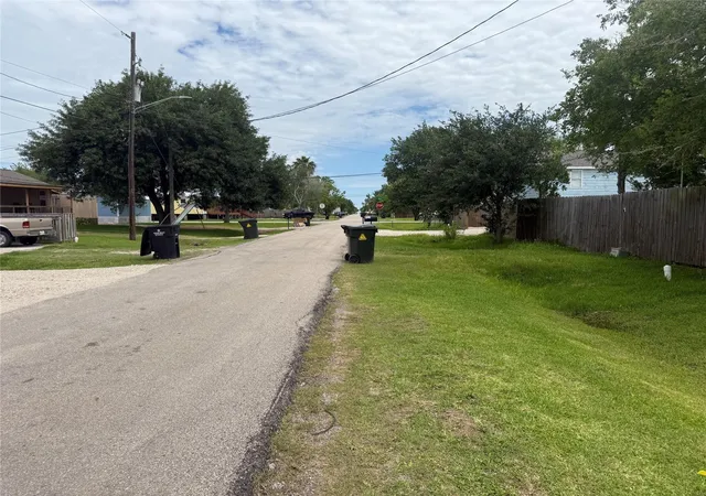 4th image of Na 8th, Dickinson, TX 77539 | MLS# 98766812
