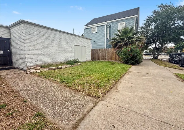2nd image of 2106 Avenue L, Galveston, TX 77550 | MLS# 32501591