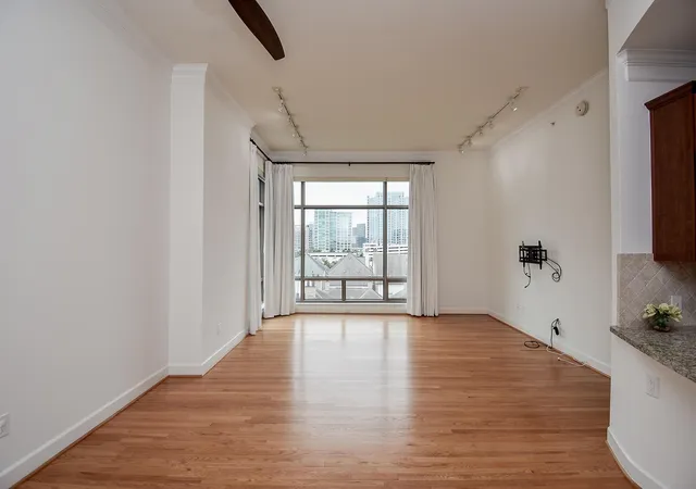 Listing Photo 4 - Condo for sale in building located at 2211 Briarglen Dr, Houston, TX 77027 - Unit #705