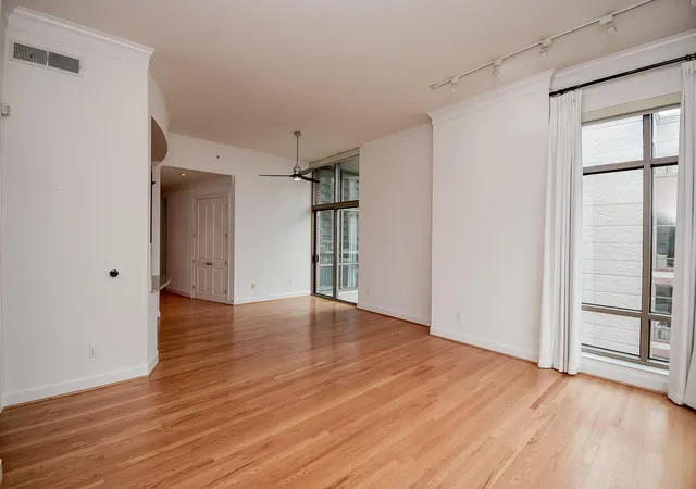 Listing Photo 5 - Condo for sale in building located at 2211 Briarglen Dr, Houston, TX 77027 - Unit #705