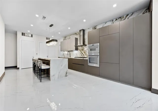 Photo 4 of Condo for sale at 1711 Allen Pkwy #1907, Houston, TX 77019 | MLS# 64674090 | Listing updated on 2026-08-28