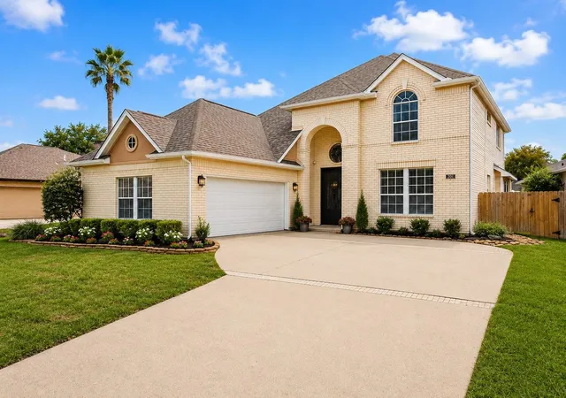 Homes for sale in Kemah, TX | 201 Lago Vista St, Kemah, TX 77565 | MLS# 17559175