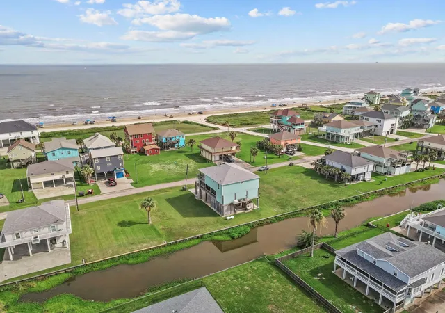4th image of 2929 Lakeside, Crystal Beach, TX 77650 | MLS# 69397157
