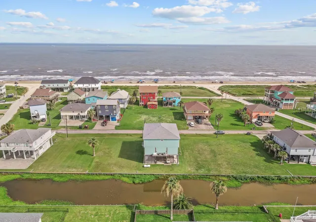 5th image of 2929 Lakeside, Crystal Beach, TX 77650 | MLS# 69397157