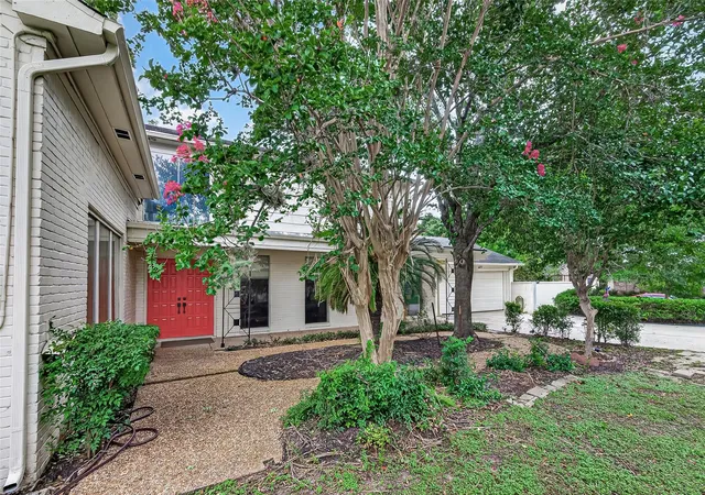 2nd image of 2714 Fairway Dr, Sugar Land, TX 77478 | MLS# 39305373