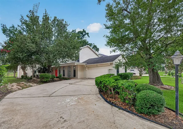 Photo 3 of Single family home for sale at 2714 Fairway Dr, Sugar Land, TX 77478 | MLS# 39305373 | Listing updated on 2026-07-25