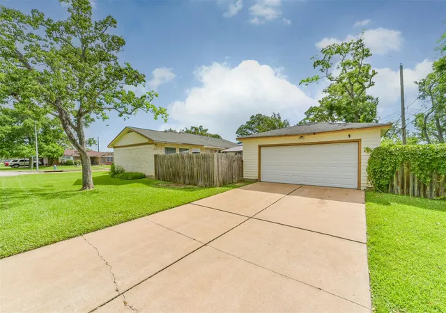 2nd image of 1749 Dolphin Dr, Seabrook, TX 77586 | MLS# 63579230