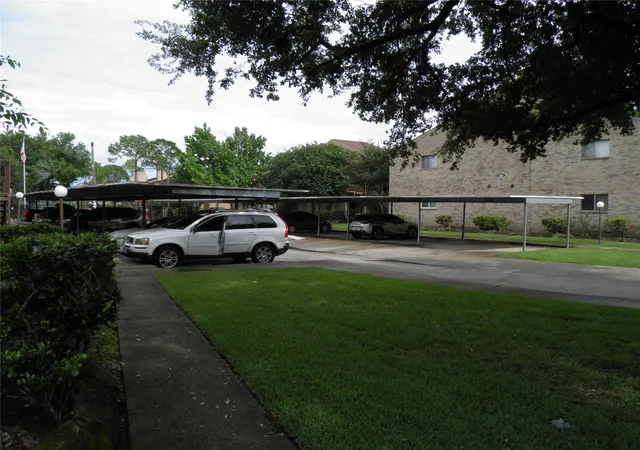 25th image of 10555 Turtlewood Ct #303, Houston, TX 77072 | MLS# 98005902