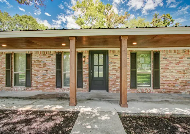 Photo 3 of Sale Pending at 6930 S Oak Bnd Dr, Alvin, TX 77511 | MLS# 37463852 | Listing updated on 2026-09-11