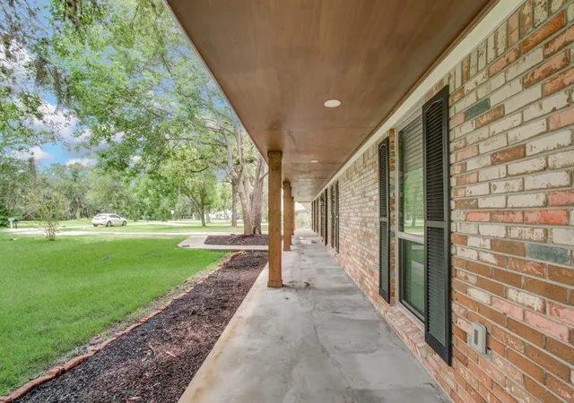 Photo 3 of Sale Pending at 6930 S Oak Bnd Dr, Alvin, TX 77511 | MLS# 37463852 | Listing updated on 2026-09-11