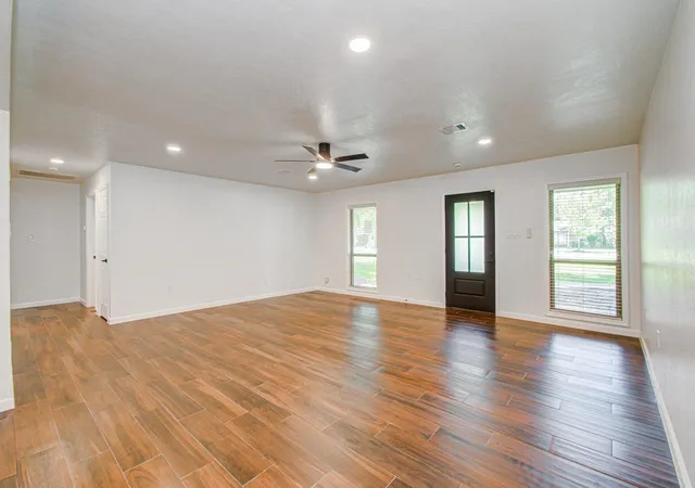 Photo 4 of Sale Pending at 6930 S Oak Bnd Dr, Alvin, TX 77511 | MLS# 37463852 | Listing updated on 2026-09-11