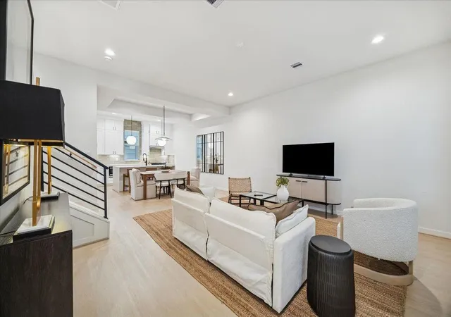5th image of 811 Thornton Rd #E, Houston, TX 77018 | MLS# 96901243