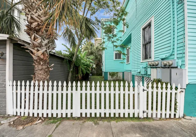 Listing Photo 4 - Condo for sale in building located at 1528 Church St, Galveston, TX 77550
