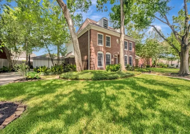 Photo 2 of Sale Pending at 11919 Mighty Redwood Dr, Houston, TX 77059 | MLS# 54736316 | Listing updated on 2026-09-15