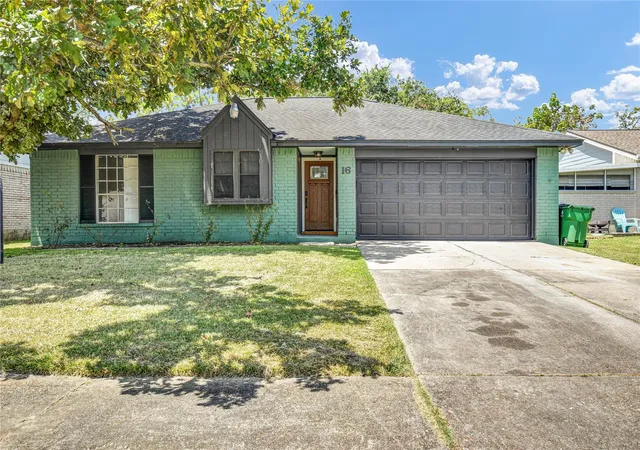 Single family home for sale at 16 Ranch House Loop, Angleton, TX 77515 | MLS# 43904712