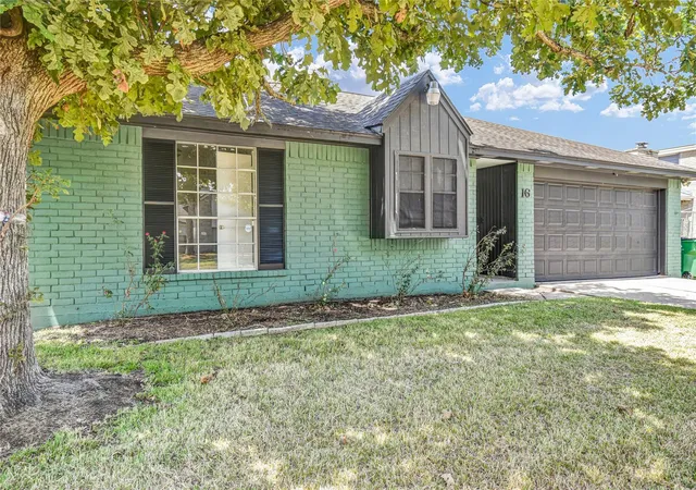 Photo 2 of Single family home for sale at 16 Ranch House Loop, Angleton, TX 77515 | MLS# 43904712 | Listing updated on 2026-09-21