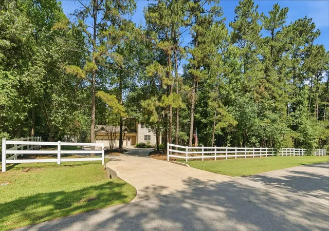 2nd image of 39 Creek Forest Ln, Conroe, TX 77384 | MLS# 85260060