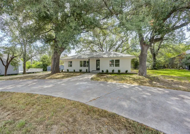 Photo 2 of Sale Pending at 713 S Holland St, Bellville, TX 77418 | MLS# 67375558 | Listing updated on 2026-09-15