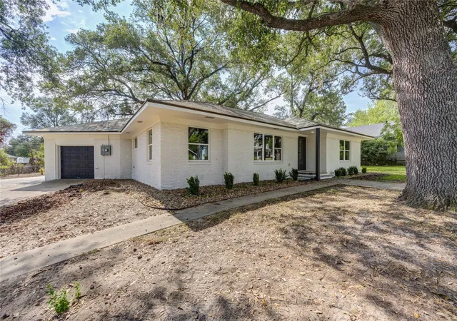 Photo 3 of Sale Pending at 713 S Holland St, Bellville, TX 77418 | MLS# 67375558 | Listing updated on 2026-09-15