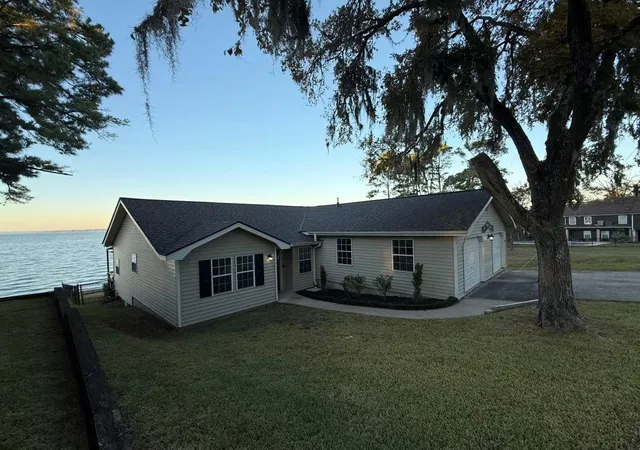 Photo 1 of Single family home for sale at 102 Bridgelanding, Onalaska, TX 77360 | MLS# 83077437 | Listing updated on 2026-09-11