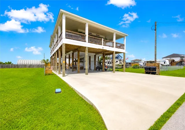 Photo 3 of Single family home for sale at 952 Sandollar, Crystal Beach, TX 77650 | MLS# 13332303 | Listing updated on 2026-08-27