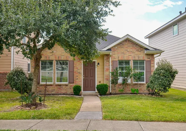 Photo 1 of Sale Pending at 1706 Claremont Garden Cir, Houston, TX 77047 | MLS# 93503887 | Listing updated on 2026-09-01