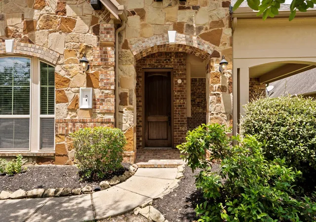 Photo 2 of Single family home for sale at 51 Chestnut Meadow Dr, Conroe, TX 77384 | MLS# 42435851 | Listing updated on 2026-09-08