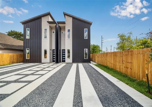 Listing Photo 4 - Condo for sale in building located at 4415 Buck St, Houston, TX 77020 - Unit #A/B