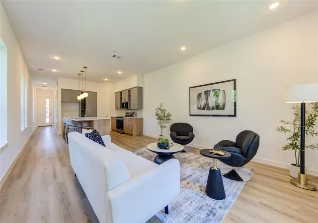 Listing Photo 4 - Condo for sale in building located at 7118 Eastwood St, Houston, TX 77021