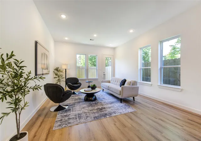 Listing Photo 5 - Condo for sale in building located at 7118 Eastwood St, Houston, TX 77021