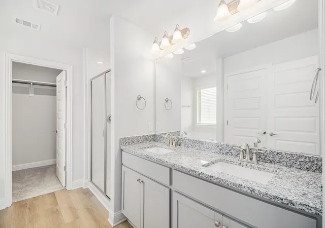 Photo 4 of Single family home for sale at 10 Greystone Ct, Angleton, TX 77515 | MLS# 43914409 | Listing updated on 2026-09-03