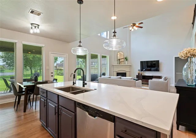 3rd image of 1915 Cayman Bend Ln, Pearland, TX 77584 | MLS# 60135203