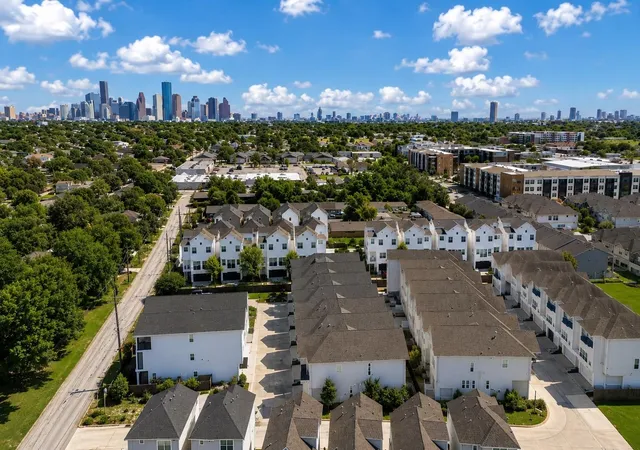 Photo 3 of Townhouse for sale at 603 Link Rd #F, Houston, TX 77009 | MLS# 77809219 | Listing updated on 2026-09-16
