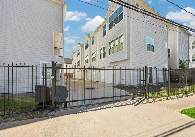 Photo 4 of Townhouse for sale at 603 Link Rd #F, Houston, TX 77009 | MLS# 77809219 | Listing updated on 2026-09-26