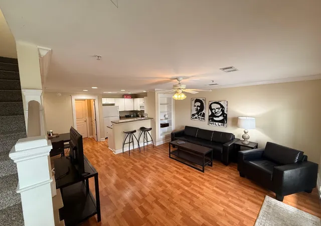 3rd image of 1725 Harvey Mitchell Pkwy S, College Station, TX 77840