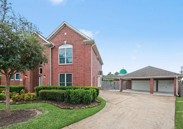 2nd image of 4003 Waterwood Dr, Baytown, TX 77521 | MLS# 3057803