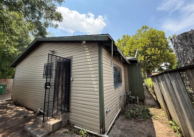 2nd image of 1709 Hussion St, Houston, TX 77003 | MLS# 65954660
