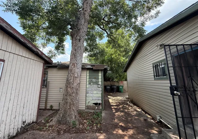 3rd image of 1709 Hussion St, Houston, TX 77003 | MLS# 65954660