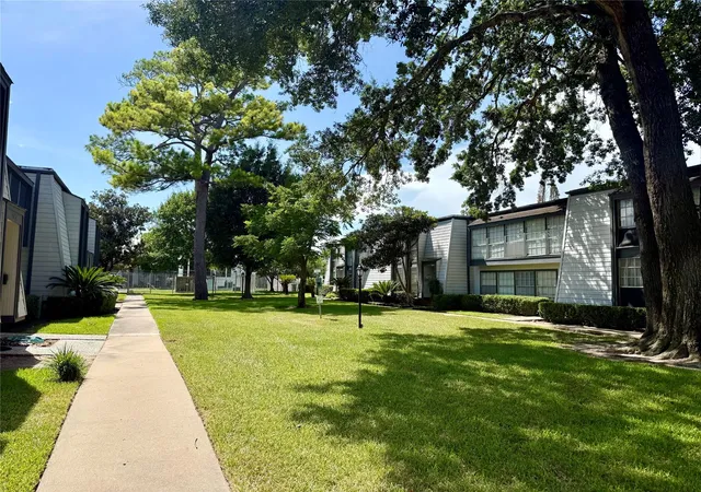 Townhouse for sale at 10183 Beekman Pl Dr, Houston, TX 77043 | MLS# 64643875